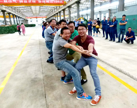 昆明电缆集团电线公司党支部党员在迎七一拔河比赛中